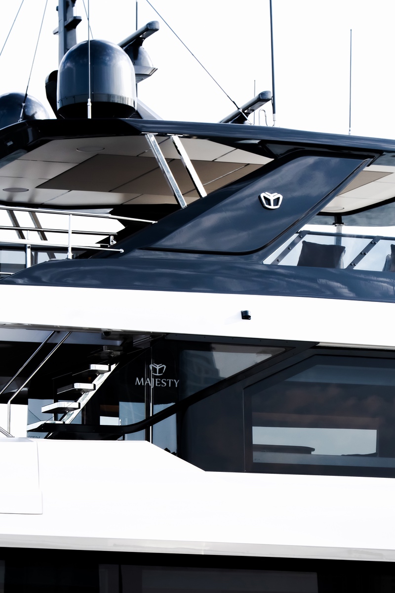 Majesty 112 Terrace - Exterior VERT