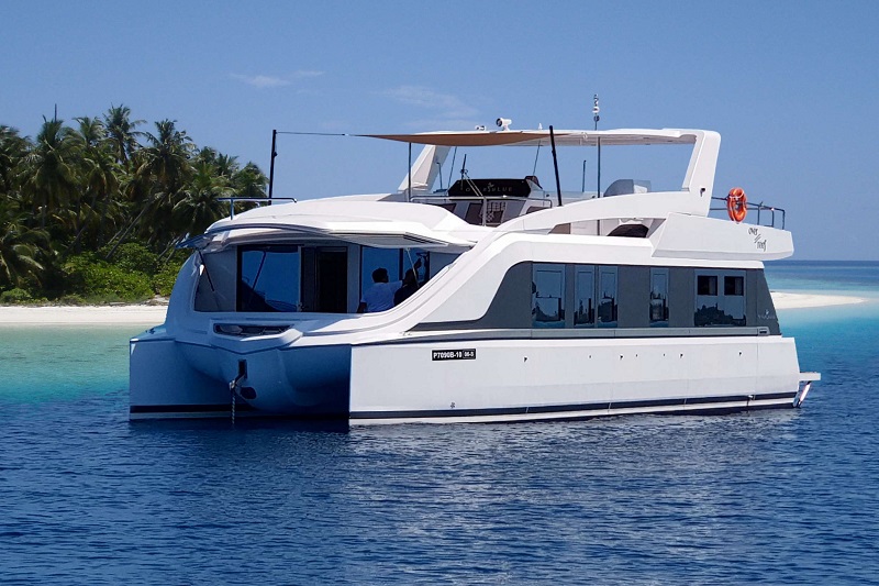 Over Reef_motor catamaran_23100